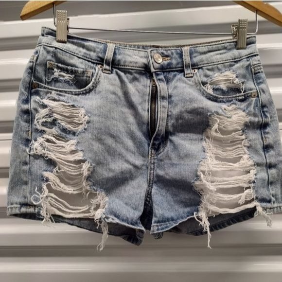 Ladies size 6 American Eagle super distressed mom jean shorts - Picture 1 of 9